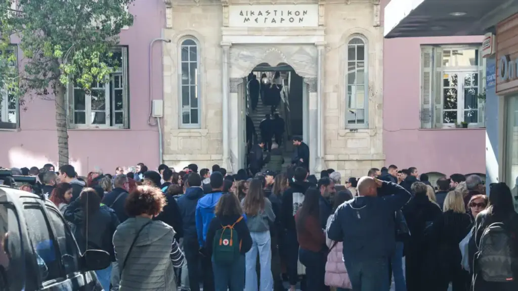 Ηράκλειο: Απαθής η 26χρονη στην απολογία της, υποστήριξε ότι ο 44χρονος κακοποιούσε τον μικρό Άγγελο – “Του έλεγα να μην το κάνει”