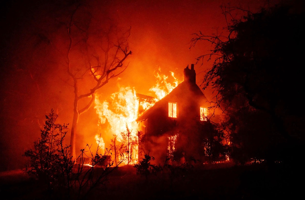 10 νεκροί, 10.000 κατεστραμμένα κτίρια και ζημιές 150δις δολαρίων μέχρι στιγμής στην κόλαση φωτιάς του Λος Άντζελες