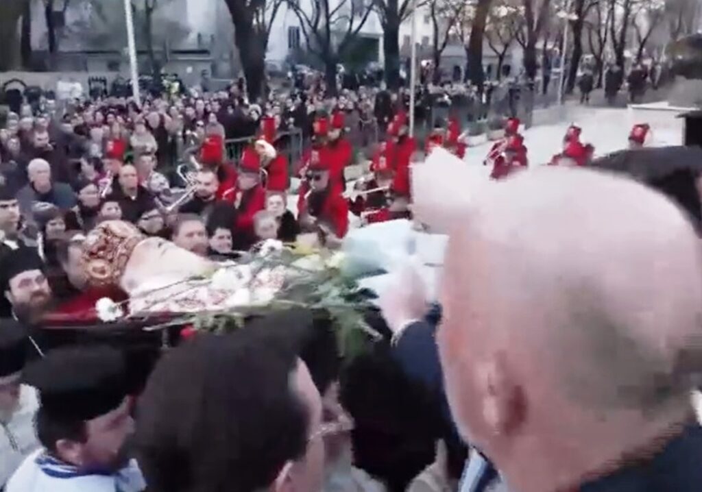 Στα Τίρανα έφτασε και τέθηκε σε λαϊκό προσκύνημα το σκήνωμα του μακαριστού Αρχιεπισκόπου Αλβανίας Αναστασίου