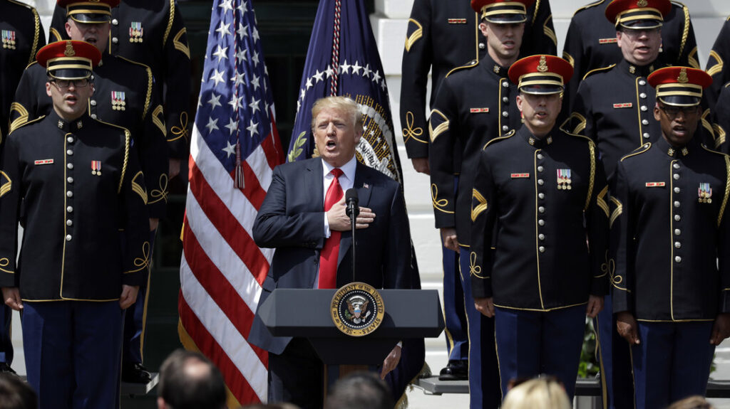 Τραμπ: Με διατάγματα απολύει τρανς άτομα από τον στρατό – «Θα ξεφορτωθούμε από τις ένοπλες δυνάμεις μας την ιδεολογία των διεμφυλικών»