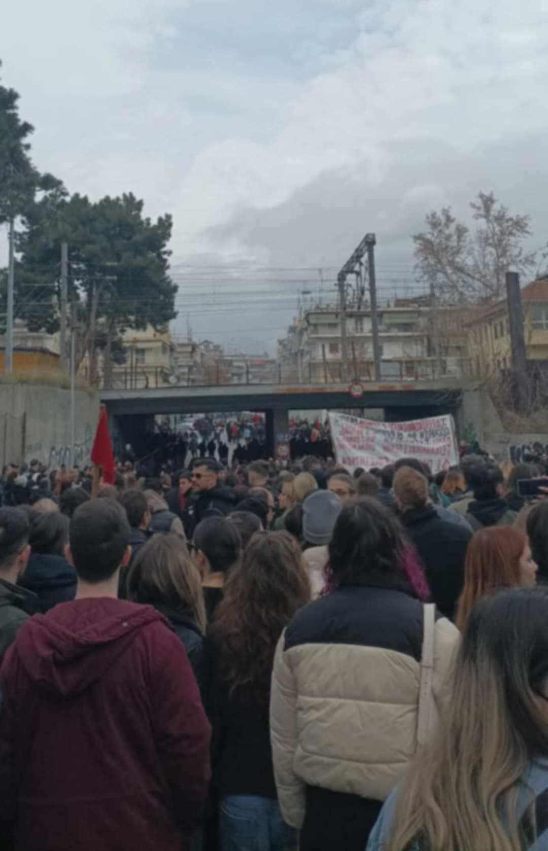 Θεσσαλονίκη: Επεισόδια όταν ομάδα κουκουλοφόρων αποσπάστηκε από τους διαδηλωτές στην Αγ. Πάντων – Ενταση στην Καμάρα