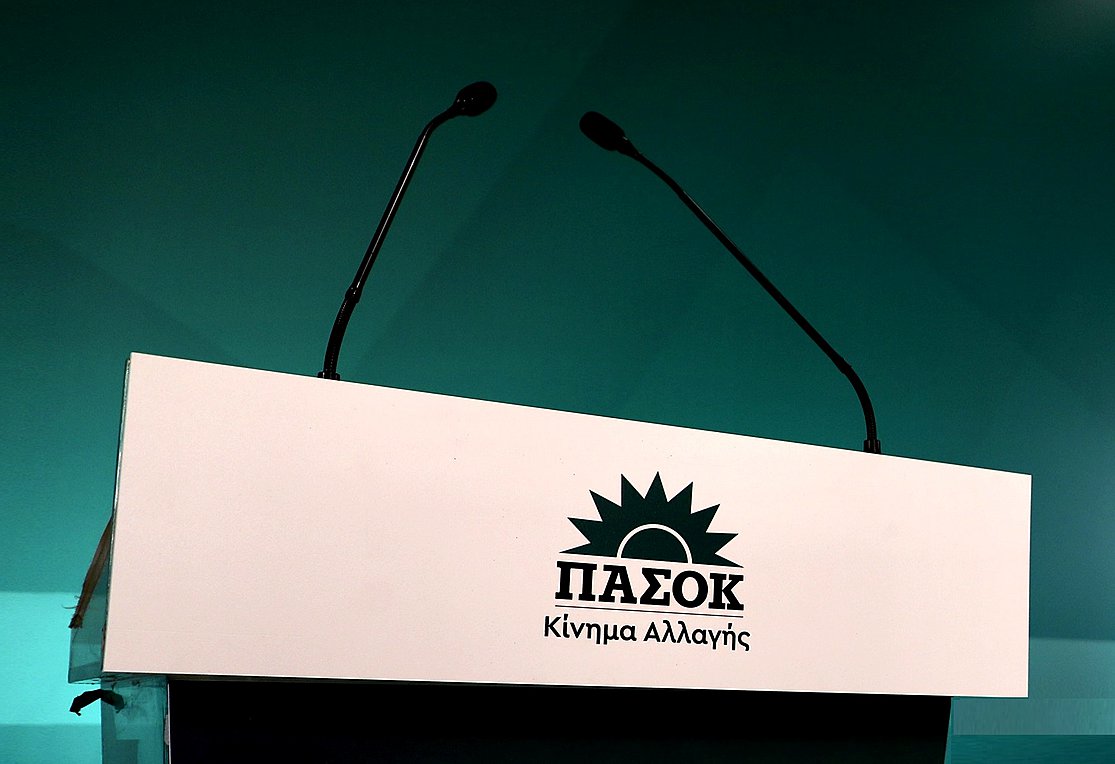 ΠΑΣΟΚ: Στην προσπάθεια του να διατηρήσει την καρέκλα του, ο Μητσοτάκης «άδειασε» τον Μητσοτάκη