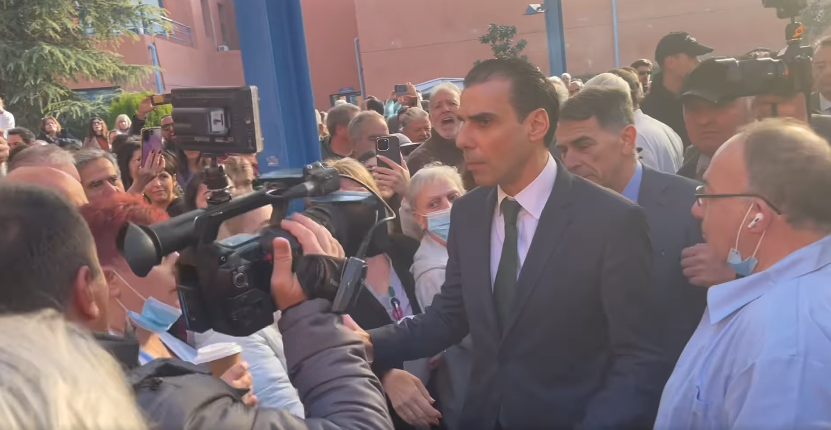 Νοσοκομείο Αττικόν: Έντονες αποδοκιμασίες στον Μ.Θεμιστοκλέους – Υποδοχή με γιουχαρίσματα, πανό και συνθήματα