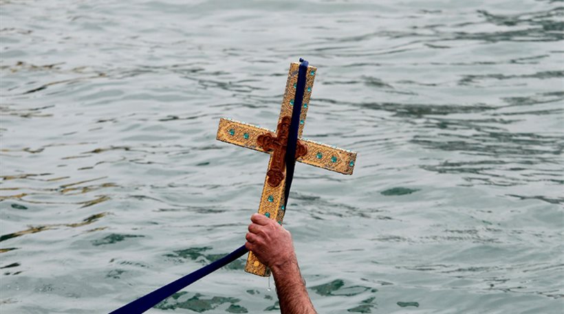 Θεσσαλονίκη: 25χρονος από την Πάτρα έπιασε τον Τίμιο Σταυρό – Και 11χρονος ανάμεσα στους κολυμβητές