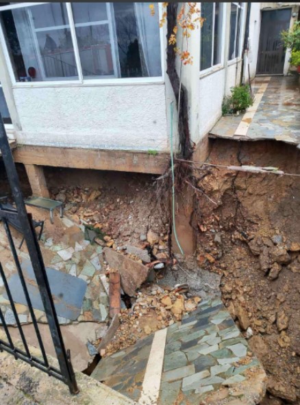 Μεγάλες καταστροφές στην Μεσσηνία - Ξηλώθηκε ο παραλιακός δρόμος της Καλαμάτας, χείμαρρος παρέσυρε αυτοκίνητα