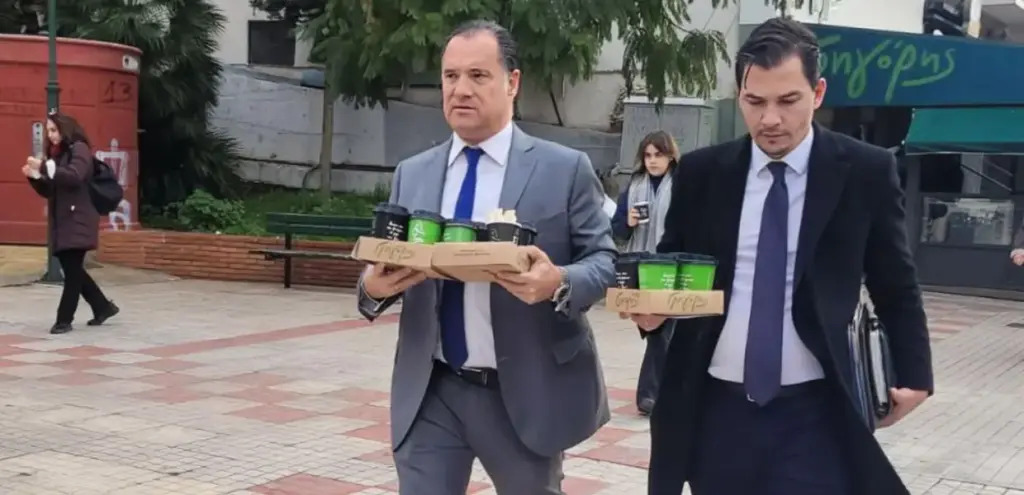 Σόου Άδωνι σε κλειστό φαρμακείο ΕΟΠΥΥ: Πήγε να το ανοίξει με κλειδαρά και κάμερες – Κέρασε και καφέδες