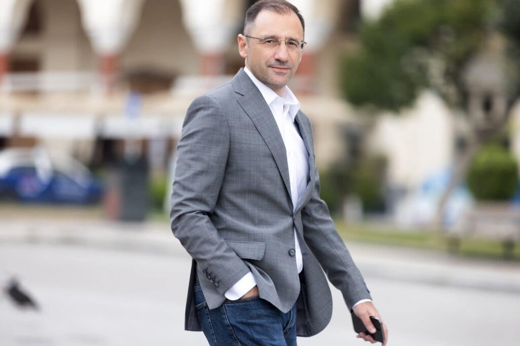 Με αιχμές για την κυβερνητική πολιτική η αποχώρηση του Νίκου Καραγιαννακίδη από τη Ν.Δ. – Κόκκινο πανί, γάμος ομόφυλων, το μεταναστευτικό και ακρίβεια.