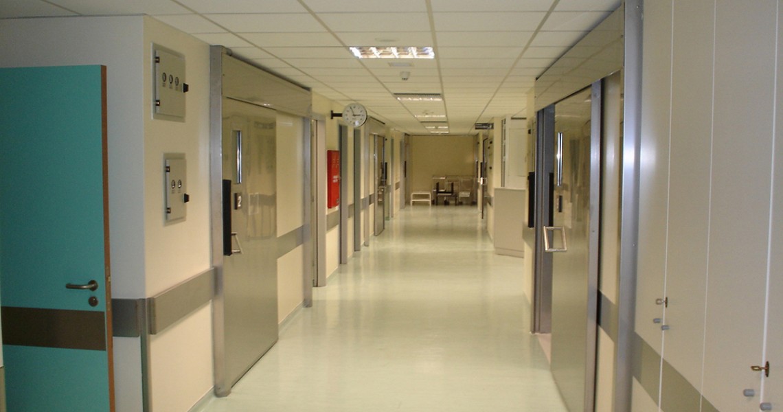 Ιλιον: Στη ΜΕΘ 80χρονος που δέχτηκε επίθεση γιατί μάζευε λεμόνια από την αυλή 64χρονου