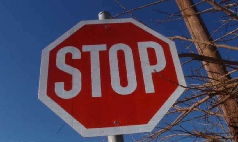 Αυτοκίνητο στον Πύργο παραβίασε STOP και κατέληξε μέσα σε καφενείο