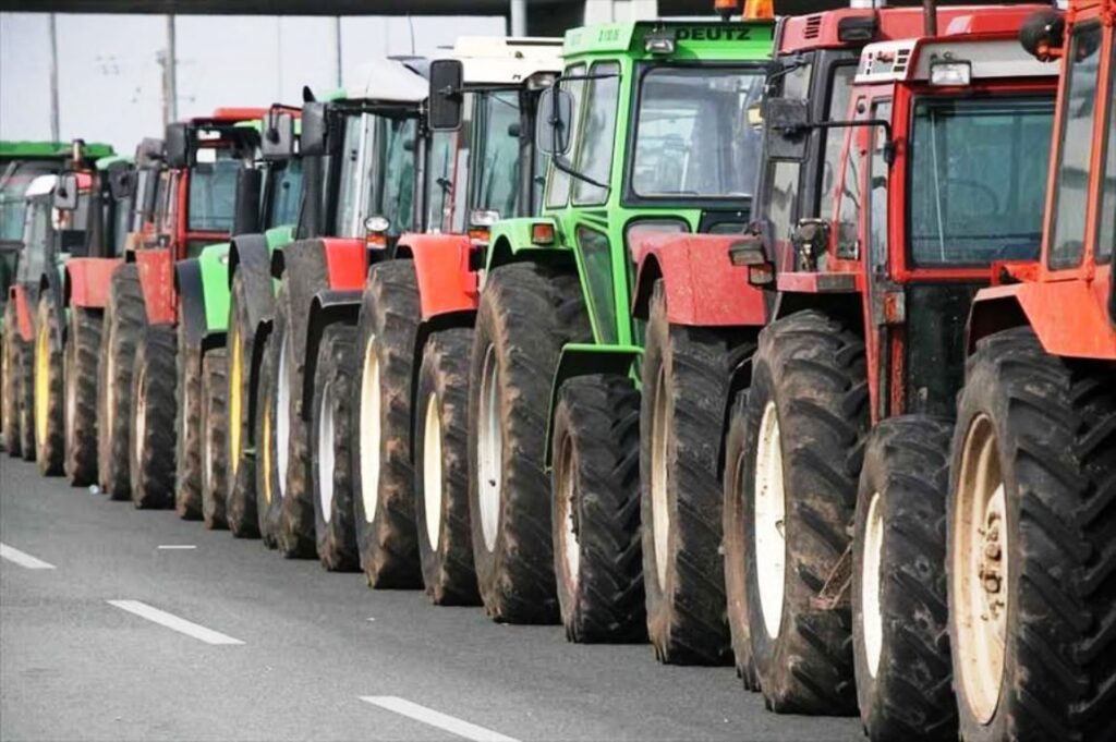 Έκλεισαν οι αγρότες και τα δύο ρεύματα κυκλοφορίας στην Εθνική Οδό Θεσσαλονίκης – Αθηνών στα διόδια Μαλγάρων