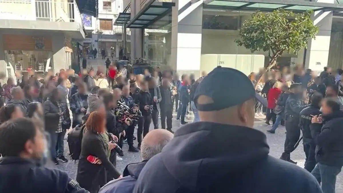 Ηράκλειο: Οργισμένο πλήθος στα δικαστήρια- Από την πίσω πόρτα μπήκαν οι κατηγορούμενοι για την κακοποίηση του 3χρονου