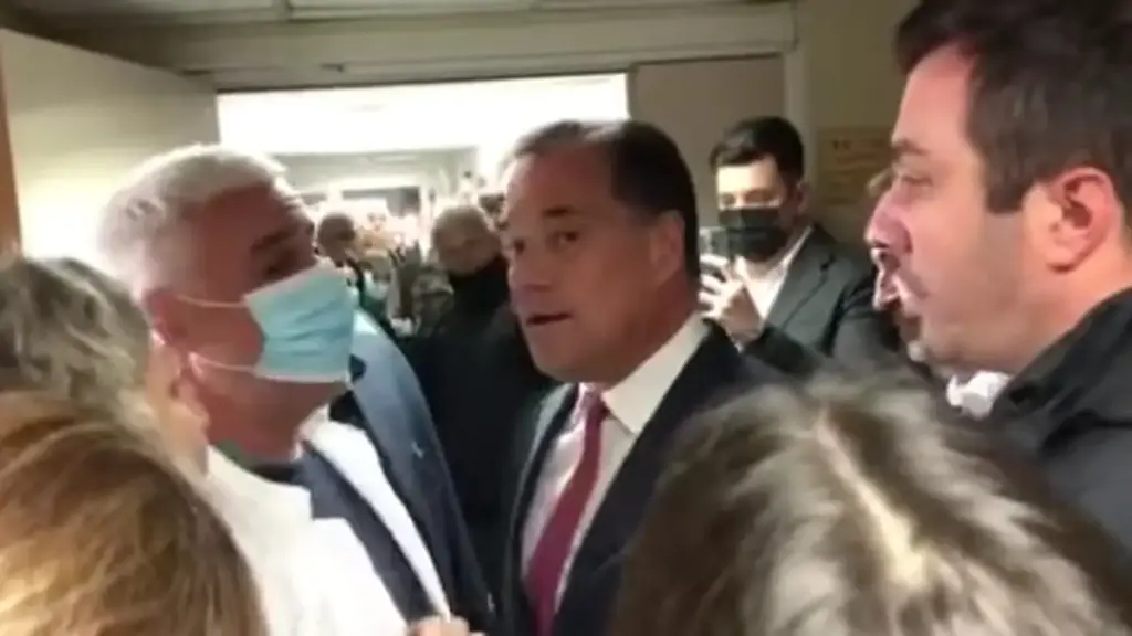 Νοσοκομείο «Γεννηματάς»: Ένταση Γεωργιάδη με τους γιατρούς – «Όχι κομμουνιστικά σε εμένα, είστε μειοψηφία»