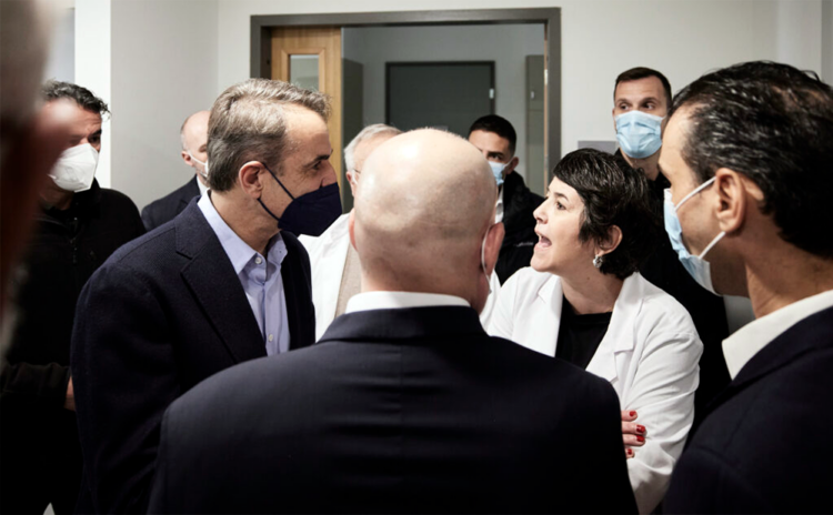 Οργή στο Ασκληπιείο Βούλας κατά την επίσκεψη Μητσοτάκη: «Έχετε αίμα στα χέρια σας – Εδώ έχουμε γυναίκα που η κόρη της κάηκε ζωντανή στα Τέμπη»