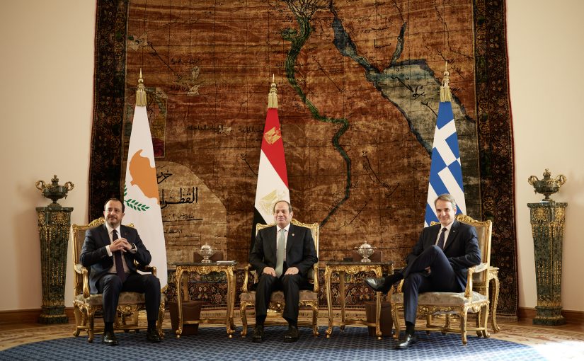 Σταυροπόδι ο πρωθυπουργός στην επίσημη επίσκεψη στην Αίγυπτο