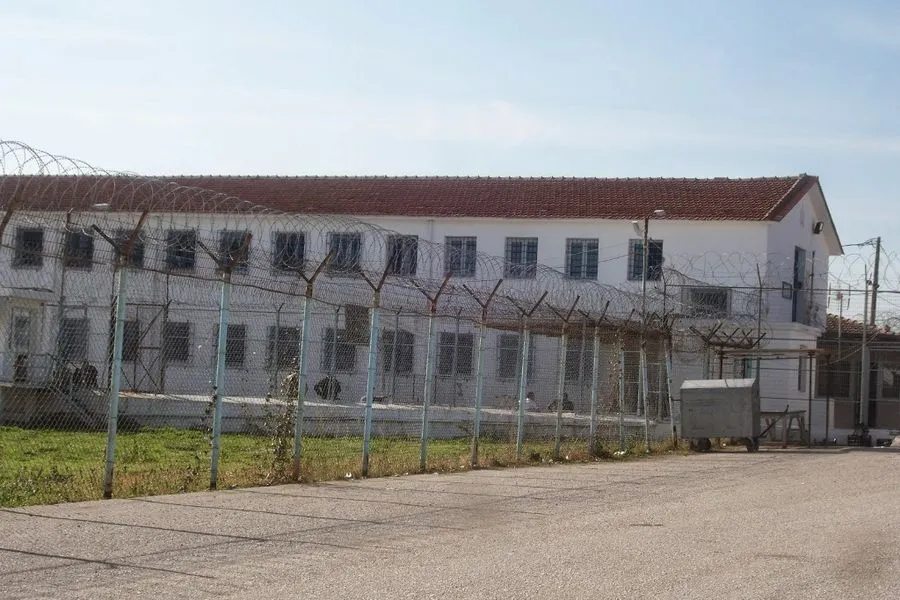 Ελεύθερος με όρους 19χρονος Αφγανός για τον ομαδικό βιασμό ανήλικου στις φυλακές Κασσαβέτειας