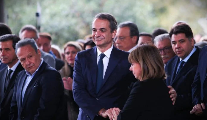 Χαμογελαστός και ευδιάθετος ο Κυριάκος Μητσοτάκης, στην κηδεία του Κώστα Σημίτη