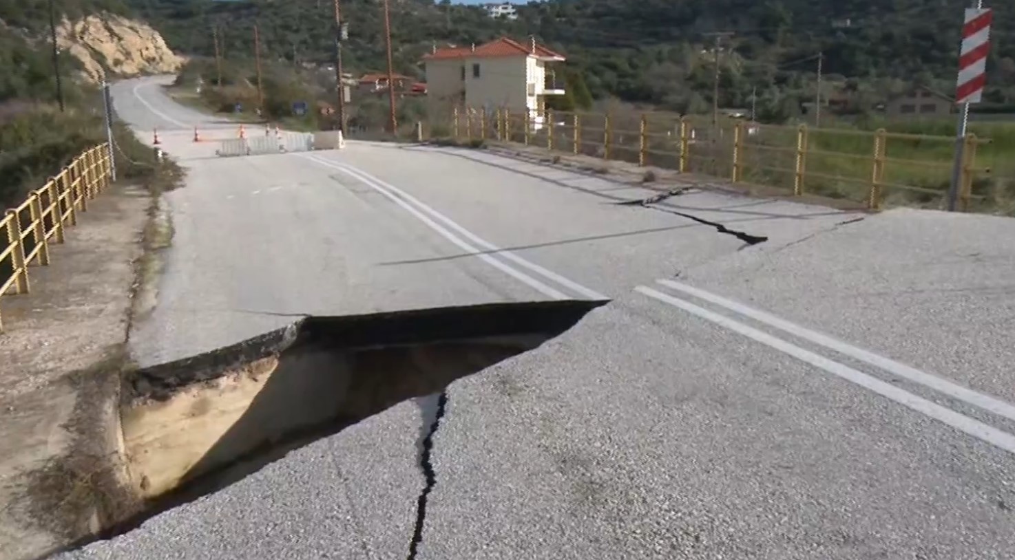 Χαλκιδική: Κομμένη στα δύο η Σιθωνία – Χωρίς γέφυρα στην Τορώνη, κατολισθήσεις στο Πόρτο Κουφό