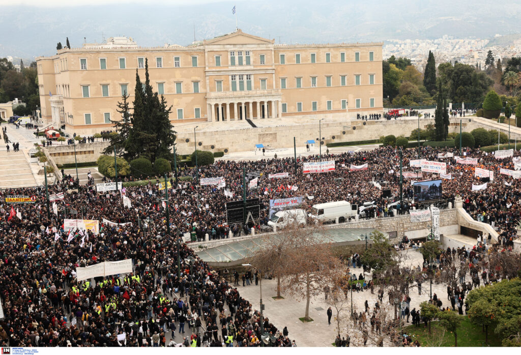 Αθήνα: Λαοθάλασσα στην Πλατεία Συντάγματος για την συμπλήρωση δύο χρόνων από τα Τέμπη (ΦΩΤΟ)