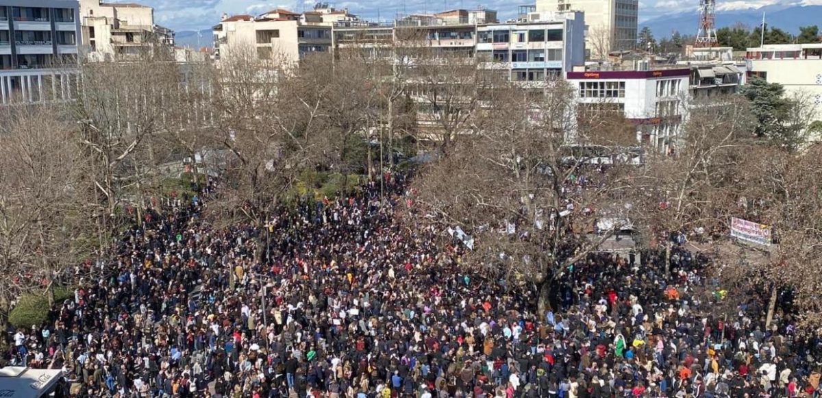 Τέμπη: Χιλιάδες πολίτες στο συλλαλητήριο στη Λάρισα (VIDEO)