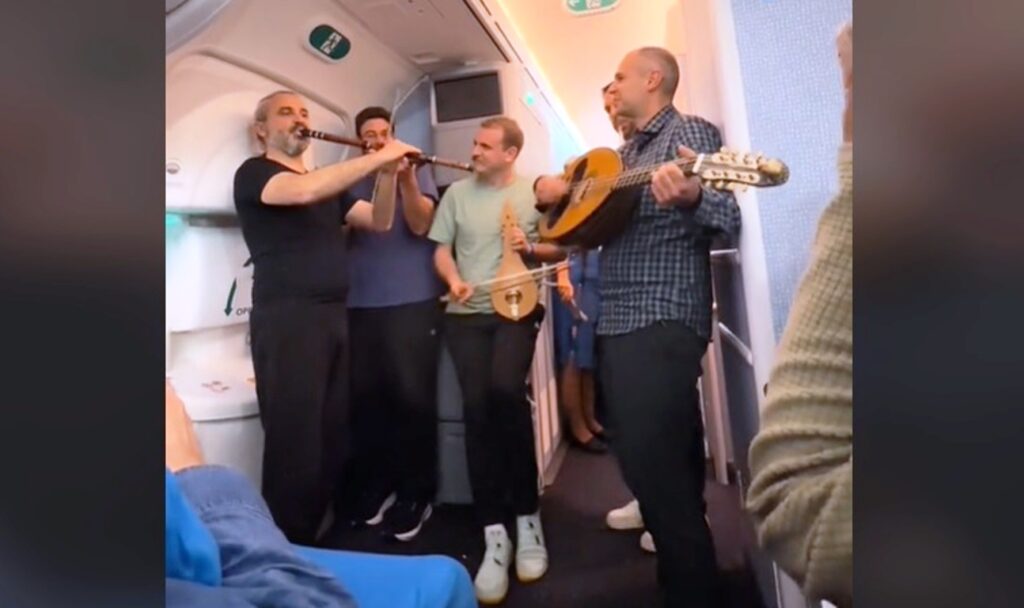 Θρακιώτικο γλέντι με ζωντανή μουσική εν πτήσει από τις Η.Π.Α στην Ευρώπη