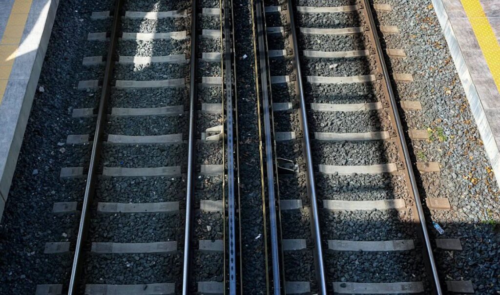 Υπάλληλος φύλαξης του προαστιακού δεν κατέβασε τις μπάρες γιατί κοιμόταν