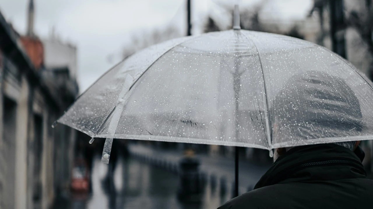 Καιρός: Βροχοπτώσεις σε αρκετές περιοχές της χώρας και πτώση της θερμοκρασίας