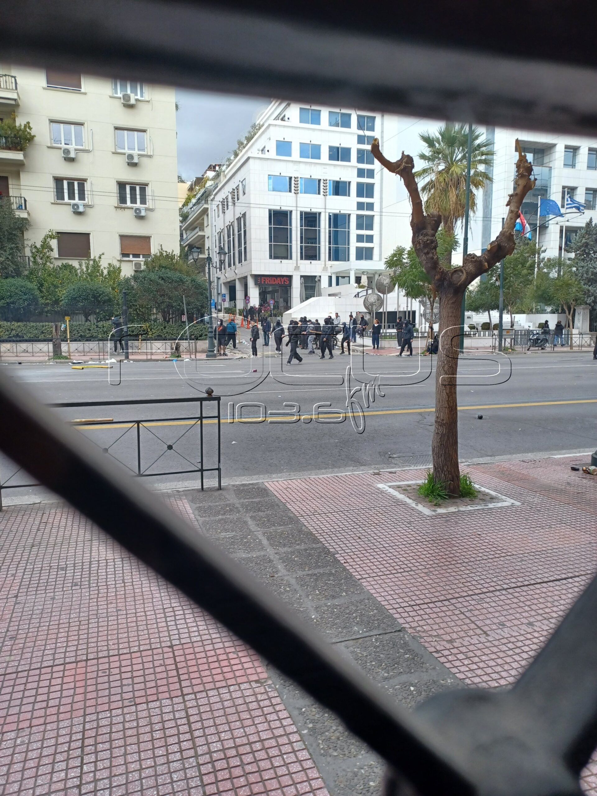 Συνεχίζονται τα επεισόδια στην Αθήνα. (ΦΩΤΟ)