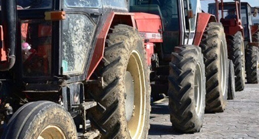 Αγρότες με τρακτέρ συγκεντρώθηκαν μπροστά στο Σιδηροδρομικό Σταθμό Θεσσαλονίκης
