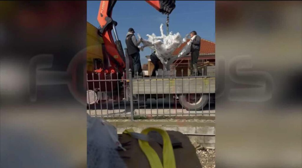 Δυο μεταλλικά δέντρα με 57 κλαδιά ως φόρος τιμής στα θύματα της τραγωδίας των Τεμπών