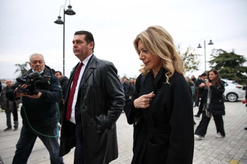 Στην κηδεία του Βασίλη Καλογήρου η Μαρία Καρυστιανού – “Ένιωσα ότι έπρεπε να βρίσκομαι εδώ”