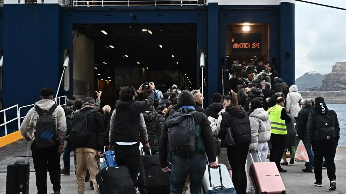 Σεισμοί στις Κυκλάδες: Πάνω από 11.000 άνθρωποι έχουν φύγει από τη Σαντορίνη