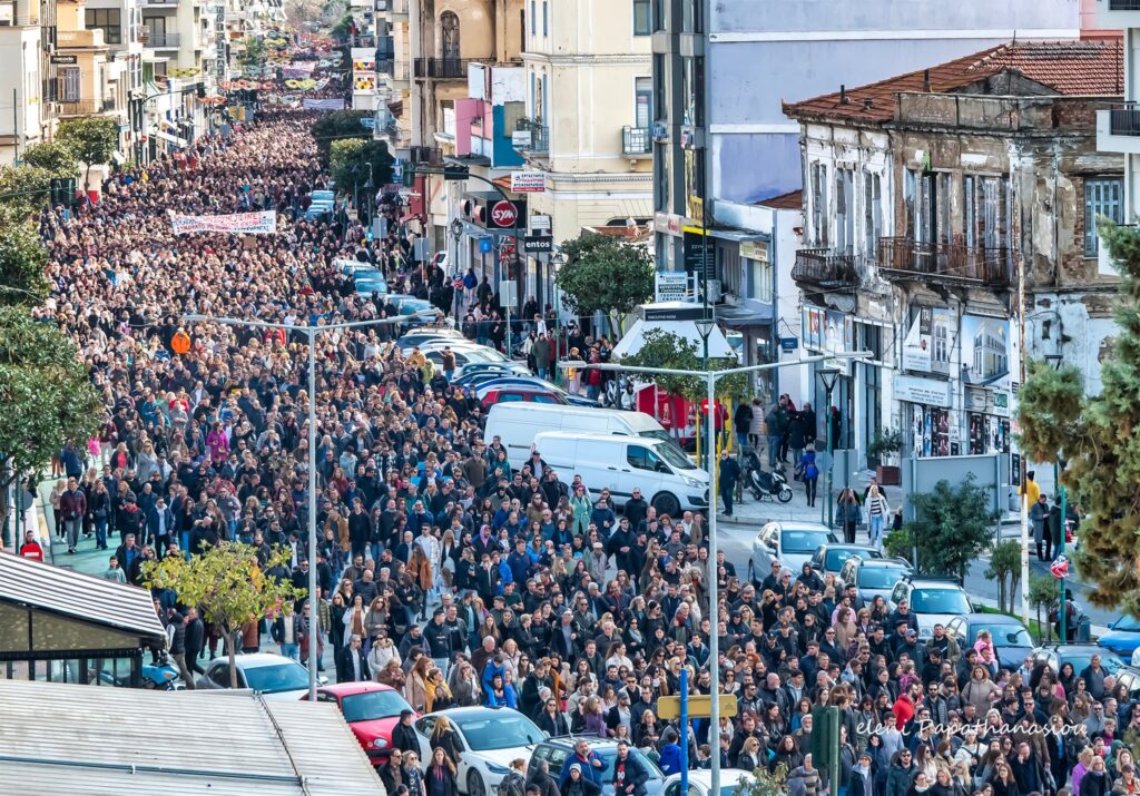 “Ποτάμι” 40.000 ανθρώπων κατέκλυσε τον Βόλο – Εναέρια πλάνα που συγκλονίζουν (ΦΩΤΟ+Video)