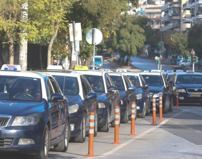 Θεσσαλονίκη: Oδηγοί ταξί θα μεταφέρουν δωρεάν τους διαδηλωτές προς το συλλαλητήριο για τα Τέμπη