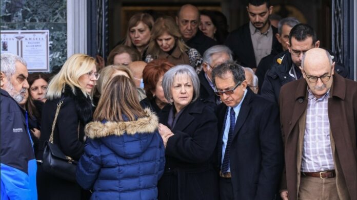 Βασίλης Καλογήρου: “Έχω ενδείξεις ότι πρόκειται για εγκληματική ενέργεια” τόνισε η μητέρα του σε κοντινό της πρόσωπο