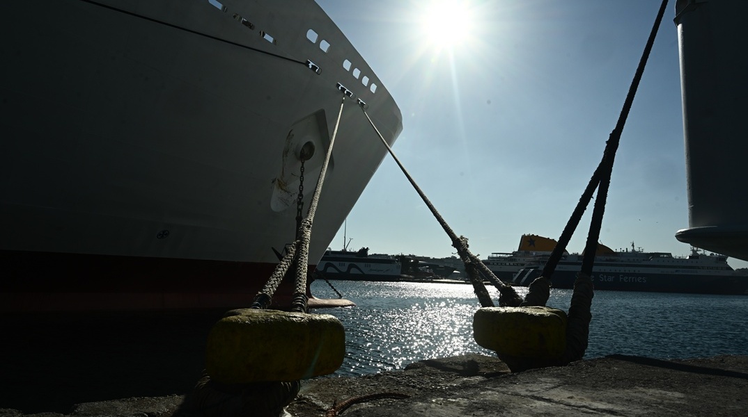 Δεμένα τα πλοία στα λιμάνια αύριο λόγω 24ωρης απεργίας για την τραγωδία των Τεμπών