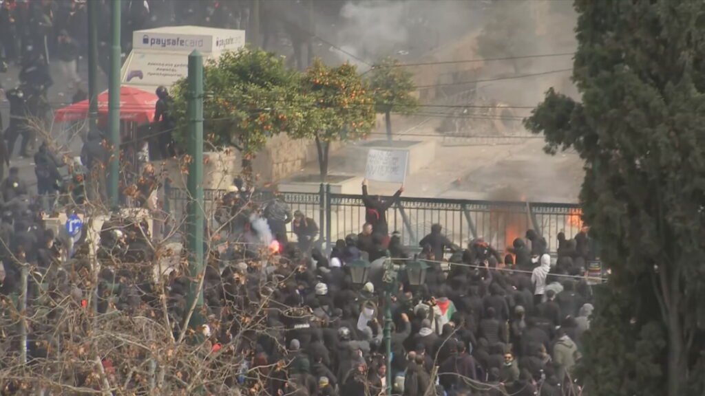 Επεισόδια στην Αθήνα μετά την ολοκλήρωση της συγκέντρωσης για τα Τέμπη