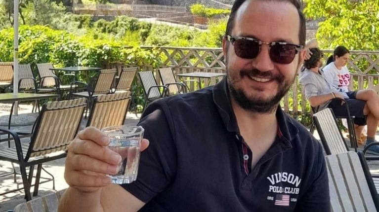 Η οικογένεια του Βασίλη Καλογήρου επιμένει πως ο θάνατος του γιου τους είναι δολοφονία