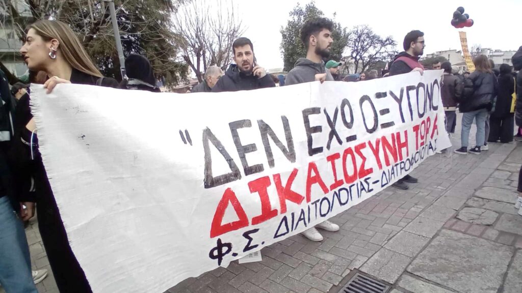 Τρίκαλα: Χιλιάδες πολίτες στην πλατεία Ρήγα Φεραίου στην συγκέντρωση για τα Τέμπη