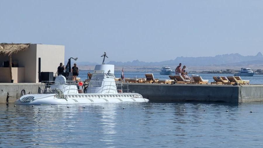 Αίγυπτος: Η συγκλονιστική στιγμή που βυθίζεται τουριστικό υποβρύχιο