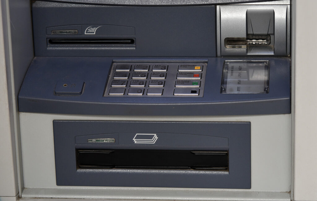 Αχαΐα: Περίπου 70.000 ευρώ περιείχε το ΑΤΜ που προσπάθησαν να κλέψουν αλλά το έχασαν κατά τη διαφυγή τους