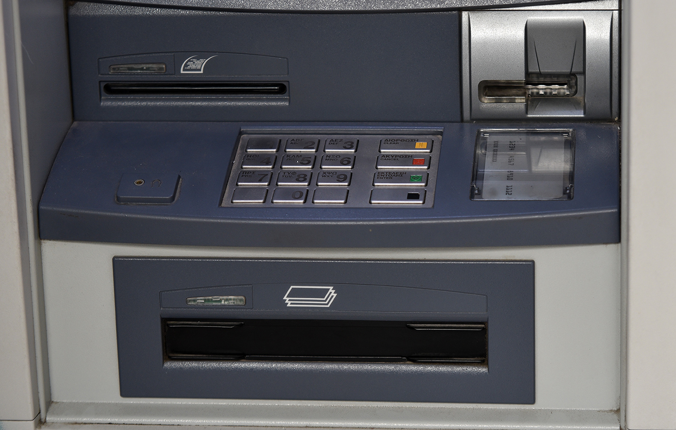 Αχαΐα: Περίπου 70.000 ευρώ περιείχε το ΑΤΜ που προσπάθησαν να κλέψουν αλλά το έχασαν κατά τη διαφυγή τους