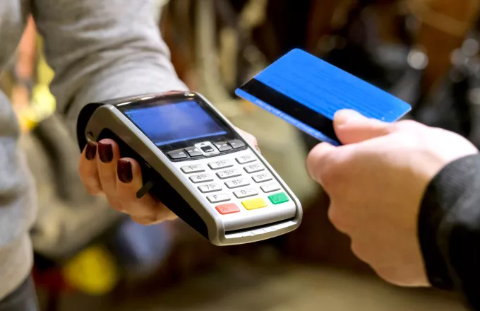 Επιδόματα: Ξεκινούν οι πληρωμές με προπληρωμένη κάρτα