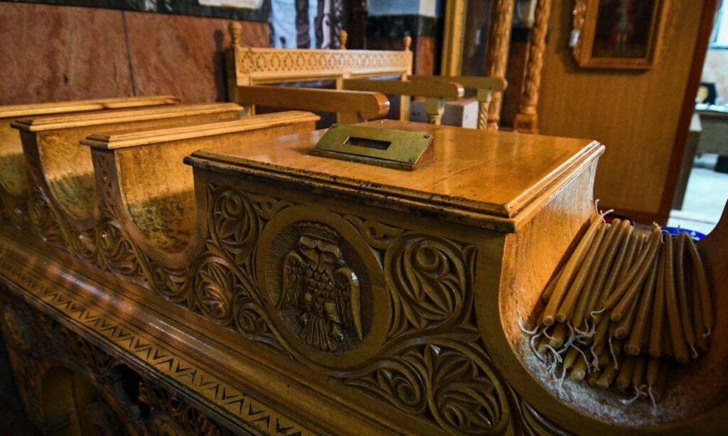 Κιλκίς: Αστυνομικοί έπιασαν στα πράσα νεαρό άνδρα που μπήκε σε εκκλησία και ξάφρισε παγκάρια