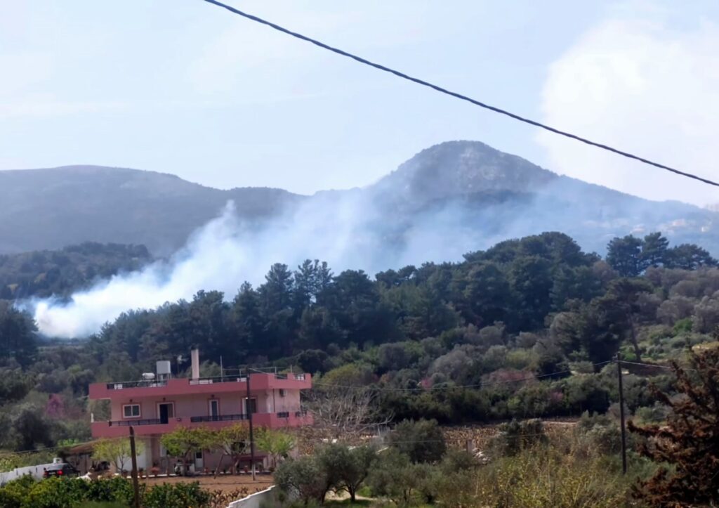 Φωτιά τώρα στο Καρλόβασι της Σάμου