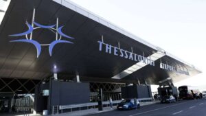 Θεσσαλονίκη: 22χρονη αλλοδαπή, μέλος διεθνούς σπείρας, εντοπίστηκε στο αεροδρόμιο «Μακεδονία» να μεταφέρει περισσότερα από 18,5 κιλά κάνναβης Skunk