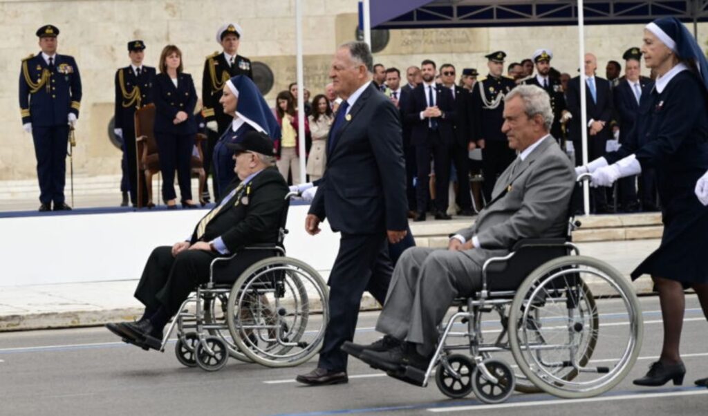 Παρέλαση 25 Μαρτίου : Ρίγη συγκίνησης κατά τη στιγμή διέλευσης των Αναπήρων Πολέμου