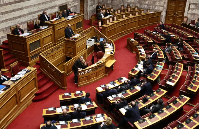 Βουλή – Εγκρίθηκε η σύσταση προανακριτικής κατά Τριαντόπουλου για το μπάζωμα στα Τέμπη