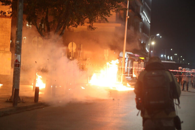 Θεσσαλονίκη: Επεισόδια τα ξημερώματα έξω από το ΑΠΘ – Τραυματίστηκαν δύο αστυνομικοί – 16 προσαγωγές