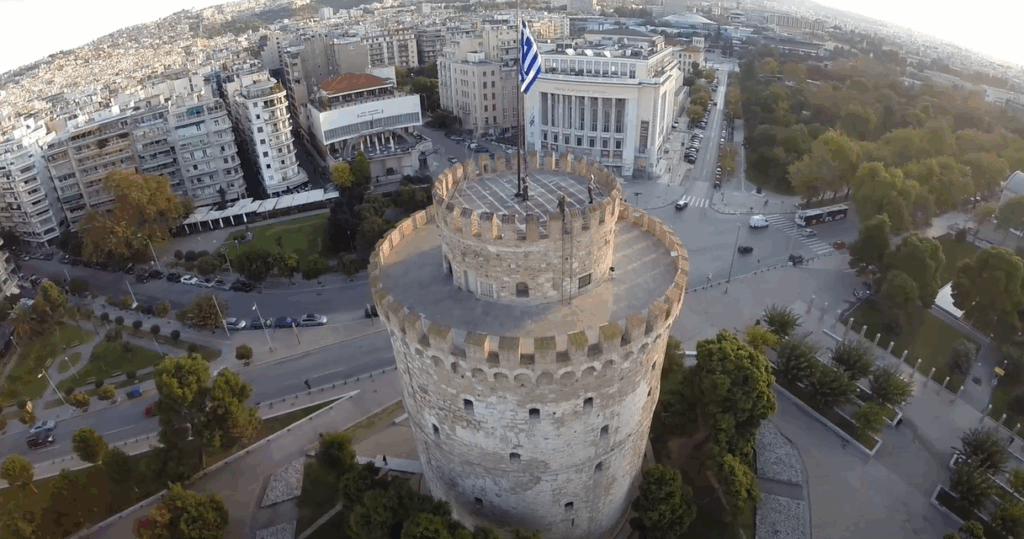 Σε ατμόσφαιρα συγκίνησης και εθνικής υπερηφάνειας η έπαρση της ελληνικής σημαίας στον Λευκό Πύργο