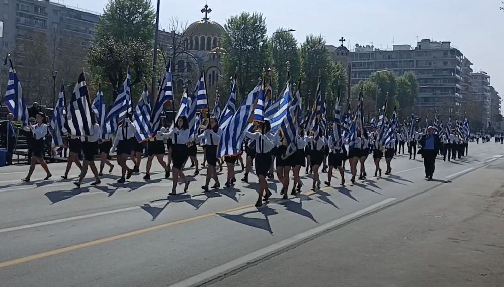 Καιρός: Με συννεφιά και τοπικές βροχές οι παρελάσεις